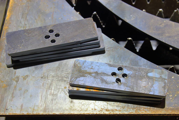 ferrometalen producten gesneden op CNC lasersnijmachine - Foto, afbeelding