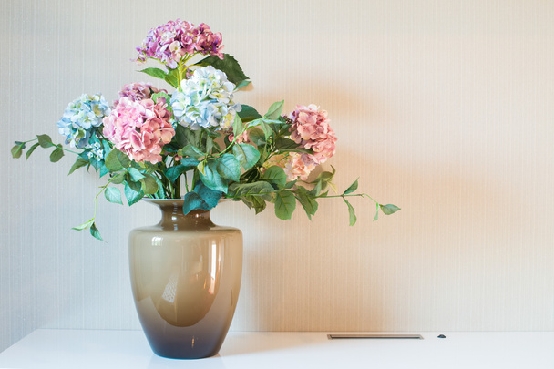 kunstmatige bloemen in vaas  - Foto, afbeelding