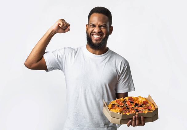 白い背景の上に立つ陽気な黒人男性ホールディングピザボックス - 写真・画像