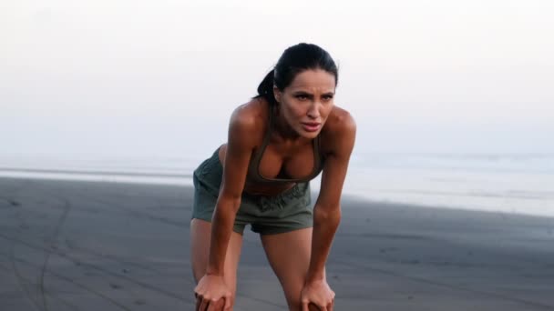 Sportos nő fáradt edzés után Miami Beach. Dél-Afrika - Felvétel, videó