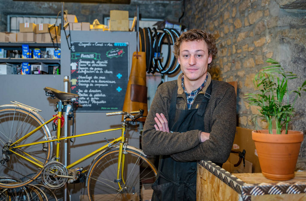 04 December 2020 Lyon, Rhone Alpes Auvergne, France Seller of bicycles in his shop in Lyon - Foto, Imagem
