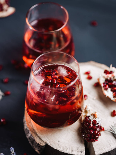 Αλκοολούχο κόκκινο κοκτέιλ με σαμπάνια και χυμό ροδιού, μιμόζα με ρόδι και πάγο - Φωτογραφία, εικόνα
