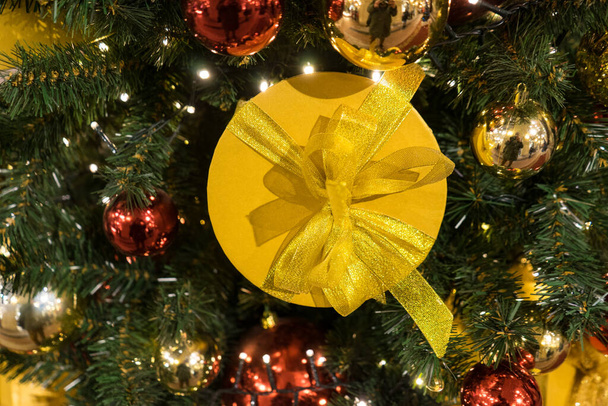 Fondo de Navidad. Ramas de árbol de Navidad, regalo, bolas y estrellas - Foto, Imagen