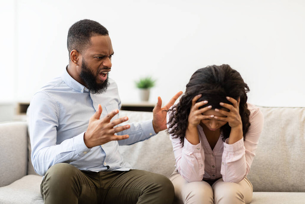 Jeune marié couple noir ayant la bagarre, crier sur l'autre - Photo, image