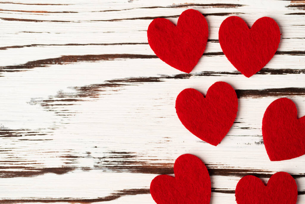 Red paper hearts on wooden background close up - Foto, imagen