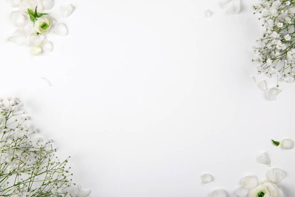 Pequeñas flores blancas sobre un fondo blanco, elemento de diseño de maqueta para el día de San Valentín y la felicitación del día de la madre, gracias, tarjeta de felicitación o invitación, obra de arte - Foto, imagen