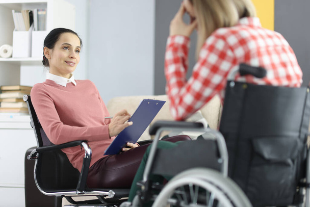 Сумна жінка в інвалідному візку на прийомі психолога
 - Фото, зображення