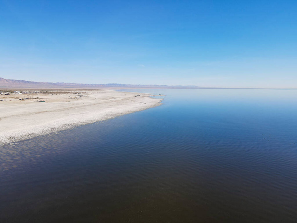 Luchtfoto van Bombay Beach en het Zuid-Californische Salton Sea Landscape in Californië - Foto, afbeelding