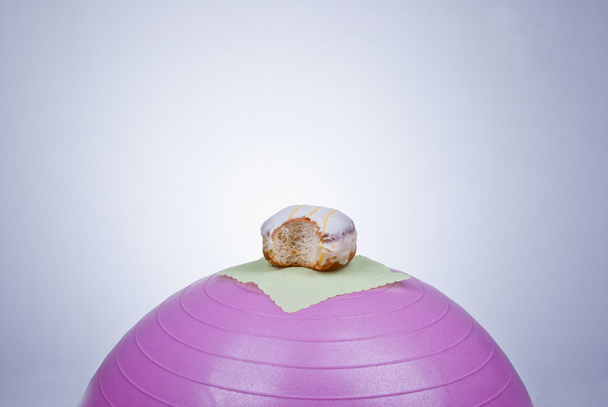 Donut op fitness bal - Foto, afbeelding