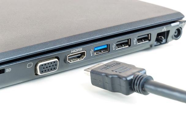 Collegamento del cavo HDMI al computer portatile
 - Foto, immagini