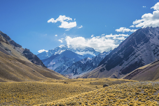 Aconcagua, en las montañas de los Andes en Mendoza, Argentina
. - Foto, Imagen