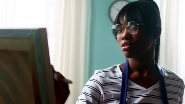 Schwarze Frau arbeitet an neuem Malprojekt - Filmmaterial, Video