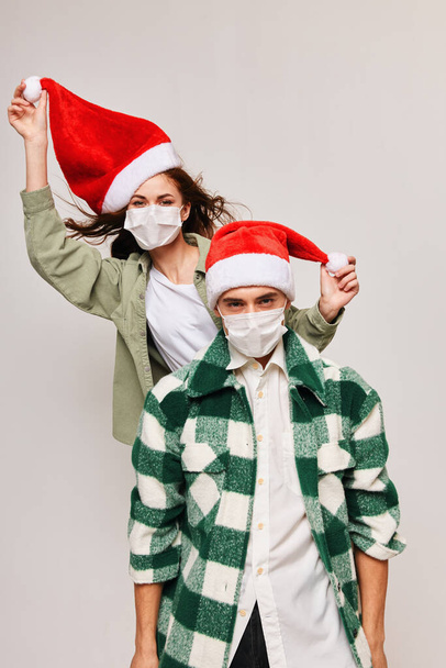 クリスマス家族の休日楽しいです女性でサンタ帽子と若い男 - 写真・画像