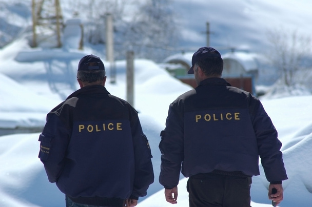 politie patrouille in de winter - Foto, afbeelding