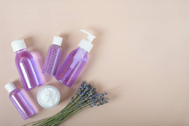 Schüssel Lavendel Badesalz und Massageöl - Schönheitsbehandlung - Foto, Bild