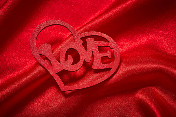 赤い絹の生地の背景にバレンタインデーのための美しい装飾、クローズアップ  - 写真・画像