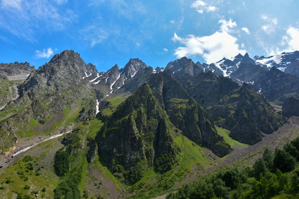 Tseyskoe gorge on a sunny summer day, Russia, North Ossetia. - Foto, immagini