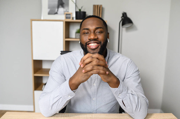 African-American guy is happy to accept the job - Valokuva, kuva