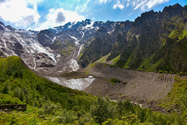 Tseyskoe gorge on a sunny summer day, Russia, North Ossetia. - Foto, immagini