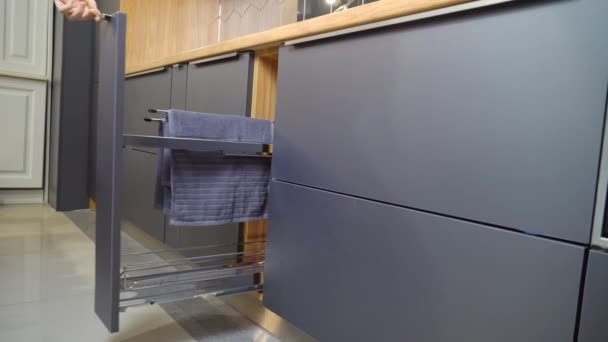 Cajón de cocina extraíble en la cocina para toallas, botellas de - Metraje, vídeo