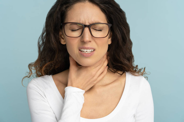 Хвора жінка має біль у горлі, тонзиліт, страждає від болючого ковтання ізольовано в студії
 - Фото, зображення