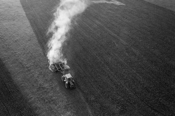 Tractor ploegen het veld, Pampas platteland, La Pampa, Argentinië - Foto, afbeelding