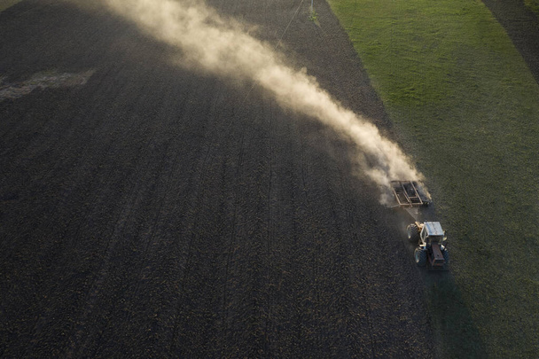 Traktor szántás a területen, Pampas vidék, La Pampa, Argentína - Fotó, kép