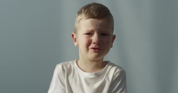 Πορτραίτο ενός μικρού αγοριού που κλαίει εσωτερικά τραβηγμένο στην κόκκινη κάμερα - Πλάνα, βίντεο