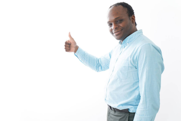 Afrikaanse man toont ok teken - Foto, afbeelding
