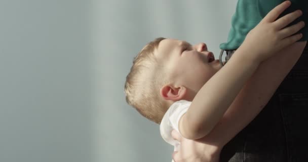 Ağlayan Küçük Çocuk Bir Ebeveyn Aranıyor Rahatlık Aranıyor Kırmızı Kamera İçerisinde Çekildi - Video, Çekim