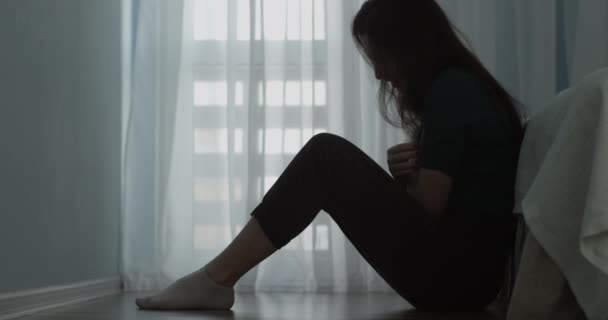 Nainen istuu sängyllä lattialla masennuksessa  - Materiaali, video