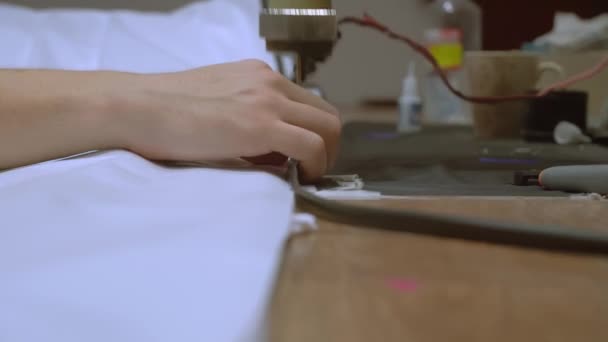 Een man werkt aan een HDTV lasmachine met PVC folie. - Video