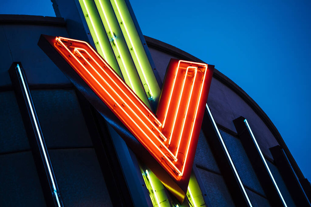 Vintage Neon valo putket muodostavat kirjain V metallinen katto top hämärässä sininen lämmin väri kattoikkuna - Valokuva, kuva