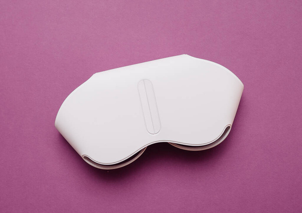 Apple Computers AirPods Max over-ear hoofdtelefoon tegen violet schone achtergrond - Foto, afbeelding