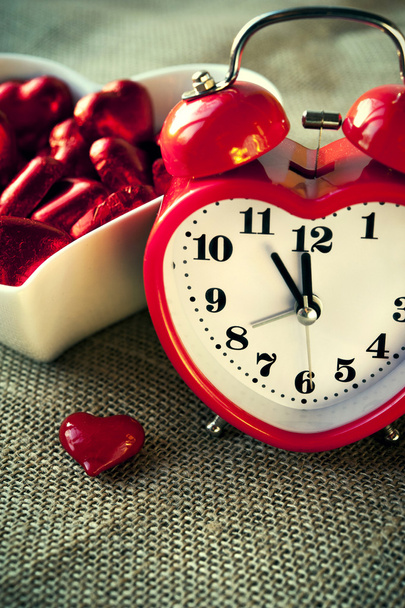czerwone serce zegara słodki czekoladki w kształcie - Zdjęcie, obraz