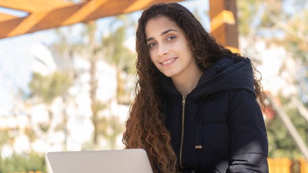 fiatal lány egy laptop a parkban - Fotó, kép