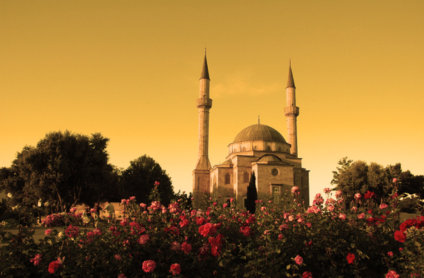 バクー、アゼルバイジャン日没時の 2 つの尖塔を持つモスク - 写真・画像