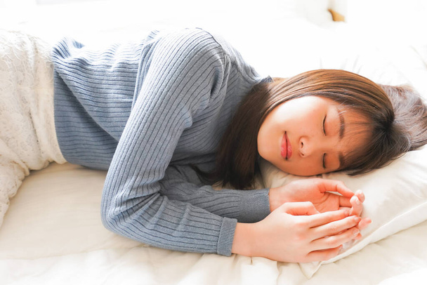 jong aziatisch vrouw in bed - Foto, afbeelding