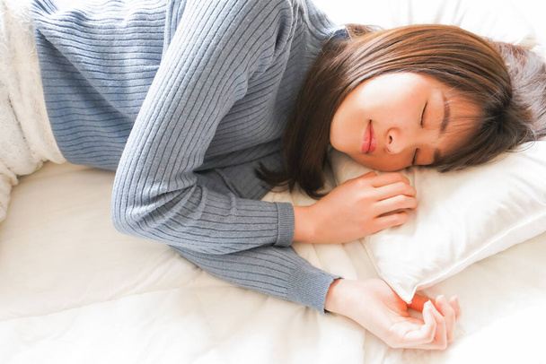 Fiatal ázsiai nő az ágyban - Fotó, kép