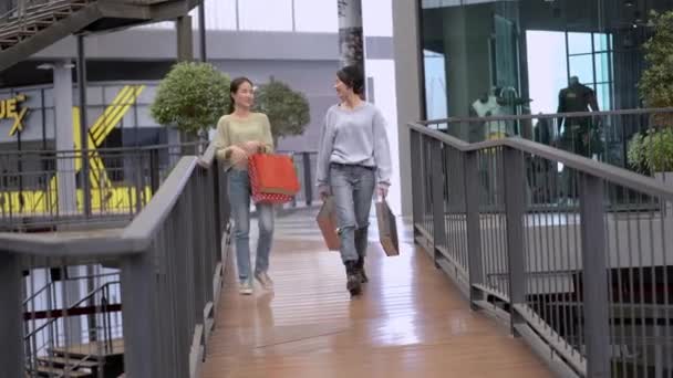 belle giovani donne asiatiche shopping insieme - Filmati, video