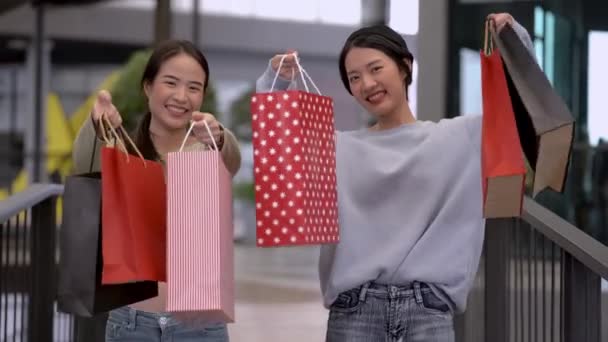 schöne junge asiatische Frauen shoppen zusammen - Filmmaterial, Video