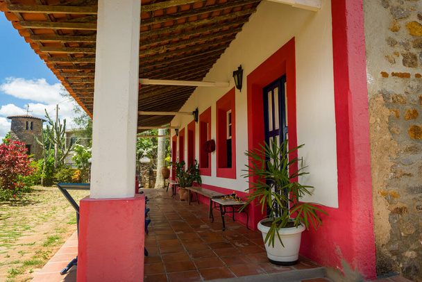 Portiek wit en rood geschilderd van het grote huis der zielen, Triunfo, State of Pernambuco, Brazilië op 27 december 2020. Een van de belangrijkste toeristische attracties in de stad. - Foto, afbeelding