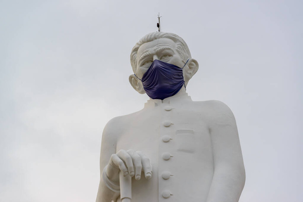 Statue von Padre Cicero mit Schutzmaske gegen die COVID 19 Pandemie, Juazeiro do Norte, Bundesstaat Ceara, Brasilien am 22. Dezember 2020. - Foto, Bild