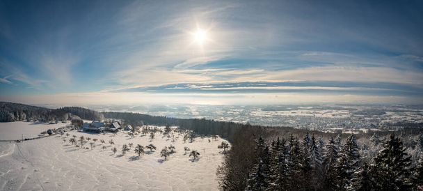 冬の不思議の国の素晴らしいスノーシューツアーレイクコンスタンス近くのゲーレンバーグ - 写真・画像