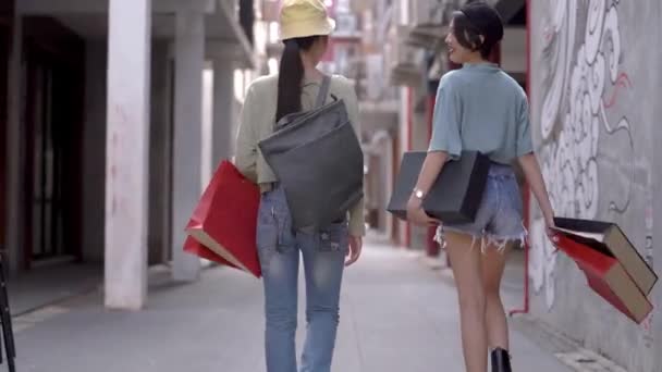 schöne junge asiatische Frauen shoppen zusammen - Filmmaterial, Video