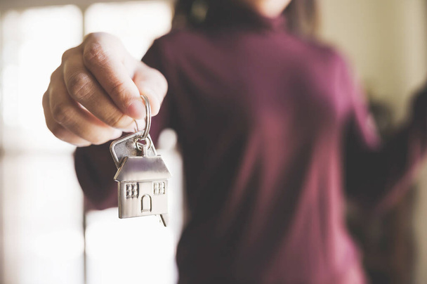 Žena držící klíče od domu. Investice do nemovitostí a hypotéky na bydlení finanční realitní koncept - Fotografie, Obrázek