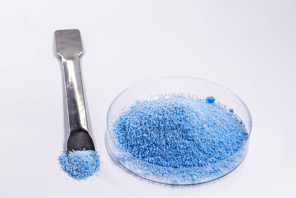 οξείδιο σιδήρου σε σκόνη, μπλε χρωστική ουσία, που χρησιμοποιείται σε βιοτεχνίες, αστικές κατασκευές, σκυρόδεμα, αρμόστοκο, χρώματα, πλαστικά, καουτσούκ, χαρτί και ξύλο. - Φωτογραφία, εικόνα