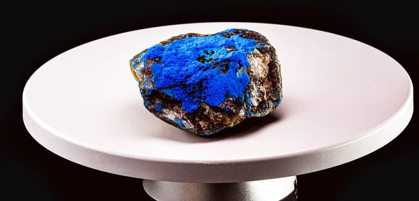 Cobalto sobre mineral, pigmento azul sobre roca. Utilizado como tinte en toda la industria mundial. Mineral a escala electrónica - Foto, imagen