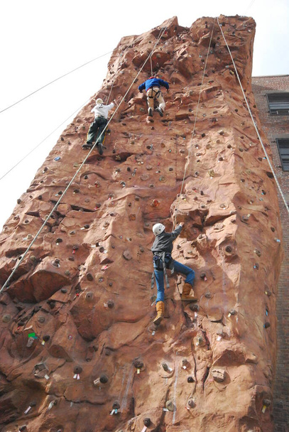 Urban Rock Climbing Wall Queens NYC, Αναρρίχηση δεν ήταν ποτέ τόσο κοντά στο σπίτι. - Φωτογραφία, εικόνα
