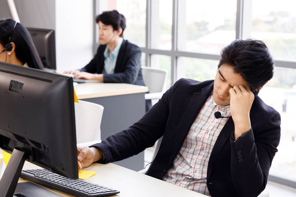 Ázsiai férfi alkalmazott hányinger és fáradtság munka közben a személyi számítógép. - Fotó, kép